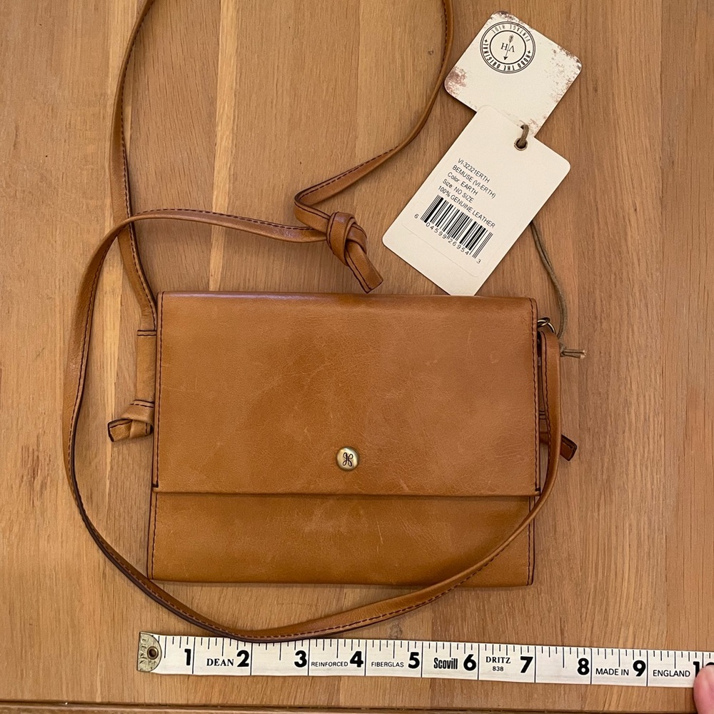 Hobo International Bemuse Crossbody bag in the color Earth